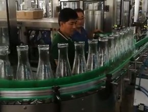 匯源果汁1.8升廣口瓶30頭全自動翻轉式沖瓶機，自動分線機