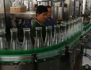 匯源果汁1.8升廣口瓶30頭全自動翻轉式沖瓶機，自動分線機